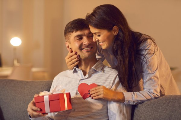 ý nghĩa món quà kỷ niệm ngày cưới