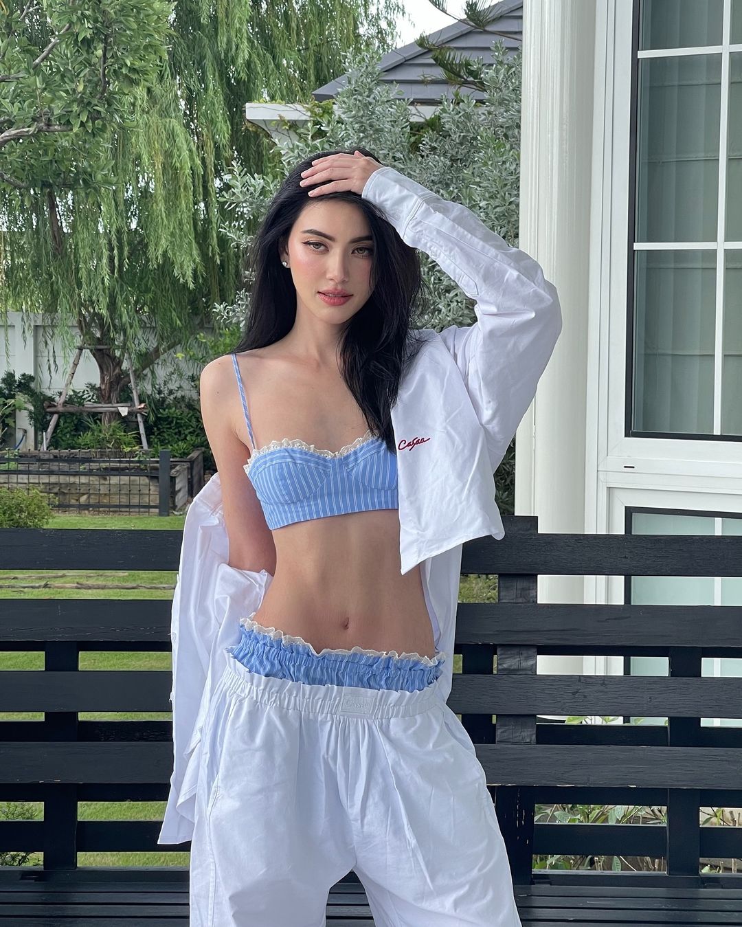 Mai Davika mang bikini xanh dương v&agrave; kho&aacute;c &aacute;o sơ mi trắng
