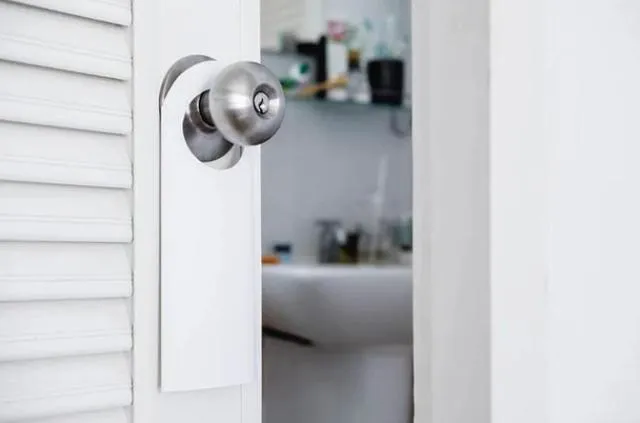 Nên mở hay đóng cửa nhà vệ sinh khi không dùng?