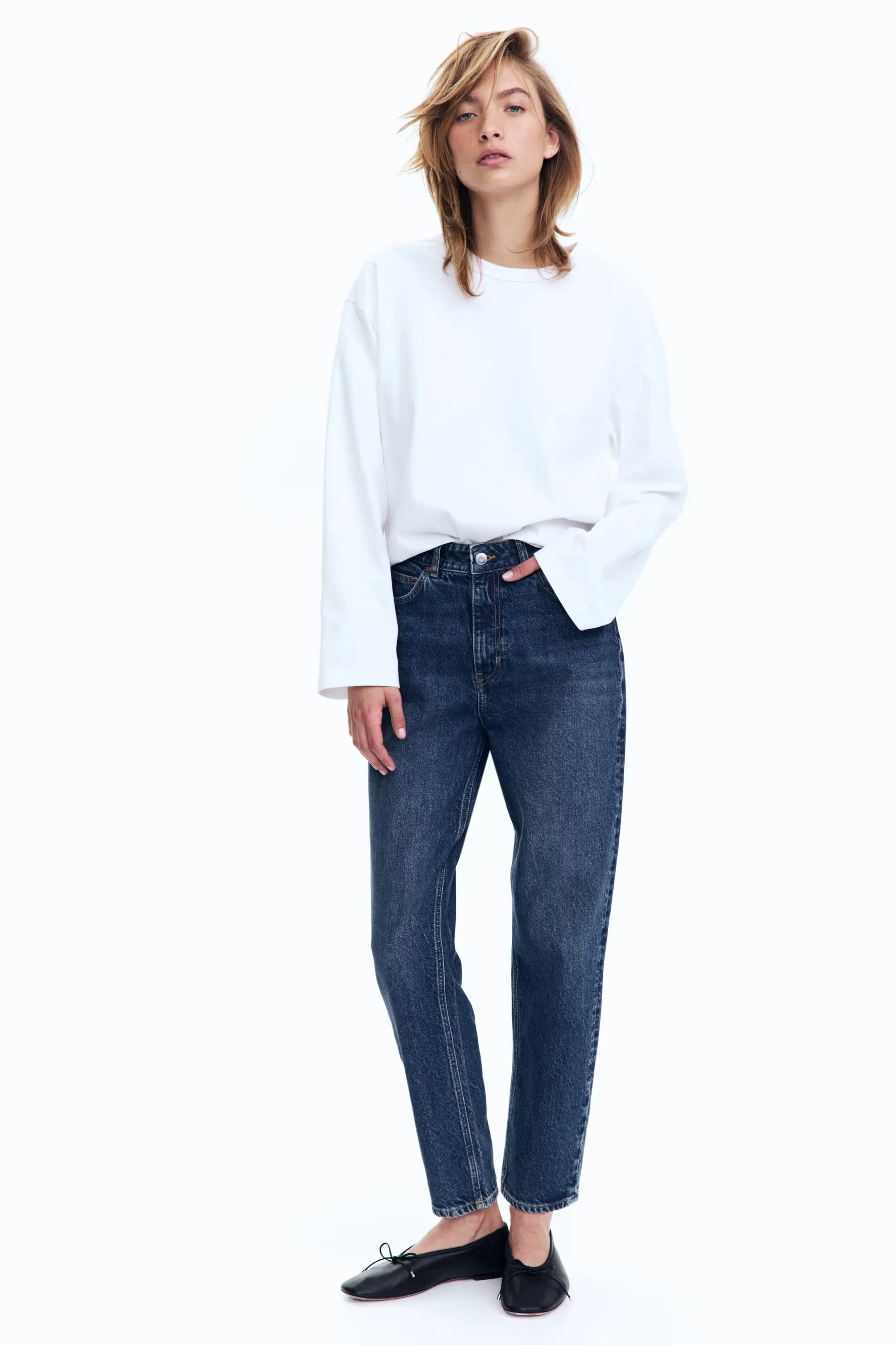 quần Mom jeans x gi&agrave;y b&uacute;p b&ecirc;
