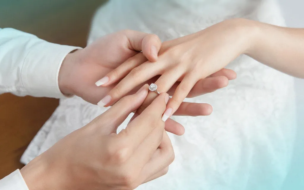 Giới Trẻ Đổ Xô Mua Nhẫn Cầu Hôn Và Cầu Hôn Trước Tết Để Ra Tết Cưới: Xu Hướng Hay Chiến Thuật Thông Minh?
