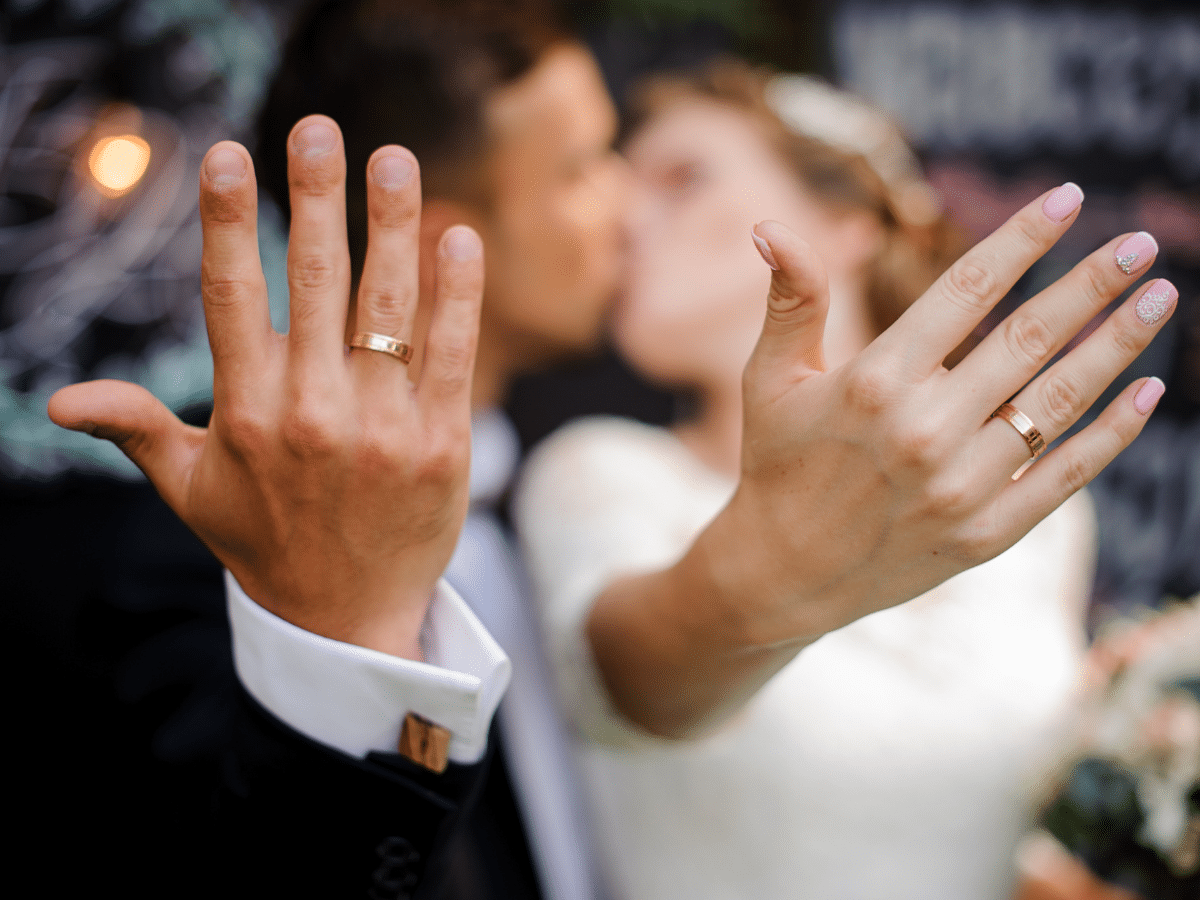 Ý NGHĨA CỦA NHẪN CƯỚI TRONG HÔN NHÂN VÀ HƯỚNG DẪN BẠN CÁCH ĐEO NHẪN CƯỚI ĐÚNG CÁCH CHO ĐÔI TRẺ